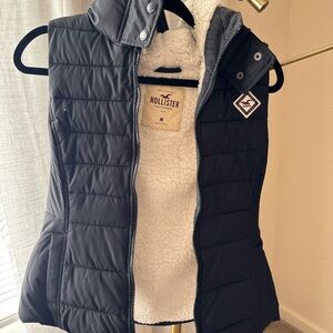 Hollister Black Quilted Vest with Cream Sherpa